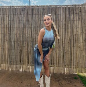 Olga Bednarska Instagram - Just hanging out🦥🌻🍄