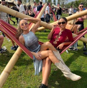Olga Bednarska Instagram - Just hanging out🦥🌻🍄