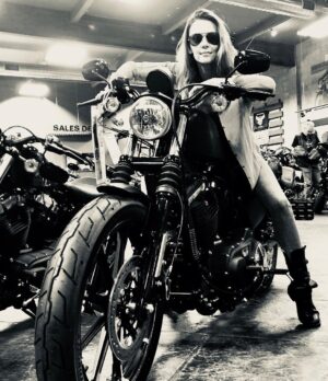 Olga Fonda Instagram - Does it scream my name?!?! 😉#harleydavidson #bikerchick #inlove