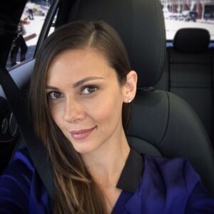 Olga Fonda Instagram - Happy Monday! 😄💁🏻#HappyMonday #StraightHair #CarSelfie