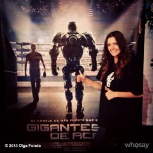 Olga Fonda Instagram - Saw this @realsteelmovie poster at #ArgentinaComicCon & it's a perfect photo for #TBT! @DW_Studios @ShawnLevyDirect @RealHughJackman #RealSteel  #TeamZeus
