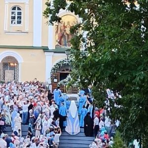 Olga Kormukhina Instagram - С Праздником Успения Богородицы!
Всем желаю благодати и Божьих благословений и предстательства Царицы Небесной!🙏❤️
Уверена, будет уместно поделиться советом о. Николая Гурьянова читать Акафист Успению Богоматери по субботам за тех, кто подвержен опасным пристрастиям. К алкоголю, наркотикам и тп. 
На фото сегодняшние торжества в Печорах.