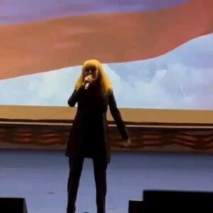 Olga Kormukhina Instagram - Сегодня ездили на очередную встречу с бойцами Ямпольского мотострелкового полка Кантемировской дивизии. И с мамами , женами и родственниками тех, кто служит и служил в этом полку и навечно останется в его списках и наших сердцах.  Я очень переживала, не знала, что говорить, какие найти слова утешения и поддержки. Но когда мы встретились,оказалось, что и слова никакие не нужны. Просто обнялись крепко, молча. Слёзы украдкой. Поразила история мальчика , сына погибшего героя (лет 4-х), который садится кушать и ставит на стол портрет отца. Каждый раз. Сердце на разрыв! Вот эти дети и есть будущая элита России. Им никогда не будет стыдно за страну. Потому что не стыдно за отцов. И матерей. 
Кстати , именно к их командиру ушёл наш первый УАЗик! Надеюсь, служит машинка наша верой и правдой . Столько любви в неё вложили, помните? 
 Концерт прошёл на одном дыхании. когда второй куплет Кукушки запела: «сильные да смелые головы сложили в поле, в бою», зал встал.
Но самой большой наградой стал Шеврон Ямпольского полка.