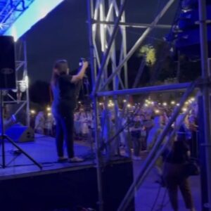 Olga Kormukhina Instagram - Всё. Миссия выполнима. Спасибо всем, кто знал и молился.) Пересекли границу ЛНР. Спасибо  нашим военным  и ПВО за отличную работу! Всё прошло отлично! Вы и не представляете, как важно для наших людей на Донбассе то, что Россия 🇷🇺 с ними. Обняла их музыкой.) Вам привет от бойцов!
Как обычно, не выстояла) и пошла в народ)