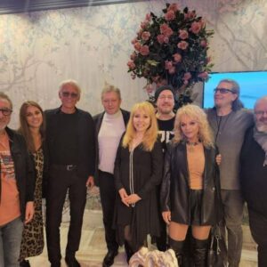 Olga Kormukhina Instagram - У моего ( нашего) Алексея @belovmusic вчера был юбилей. Но верите, не смогли не то что выложить фотки и видео ( мне лично было не до съемок),а толком просмотреть и прочитать все поздравления! Их было огромное количество! 
Особенно согрели те, что от бойцов с передовой. Но я их не могу опубликовать. Там секретная информация ( обозначения частей и имена)
Но одно, самое дорогое для нас, я опубликую. Потому что эти девочки, у которых и семьи с детьми, и куча забот, все силы и время отдают нашим бойцам и мирным на  Донбассе, постоянно , рискуя жизнью, мотаясь туда, откуда некоторые здоровенные лбы мечтают сбежать. 
Маша! Аня! Спасибо вам! Что вы делаете нашу жизнь такой, какой она должна быть! Небесполезной! А иногда и очень даже! От Лёши огромное спасибо! 
А я постараюсь покидать потом какие- нибудь фотки и видео с нашей дружеской вечёры. Жаль, что вас с нами не было.
