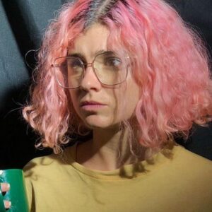Olivia Delcán Instagram - ‘Está amaneciendo’ ya está @enfilmin 
Una película de @guillermobenet que rodamos en 2019🦩