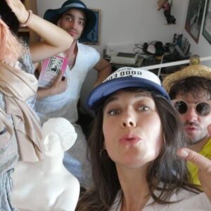 Olivia Delcán Instagram - ‘Está amaneciendo’ ya está @enfilmin 
Una película de @guillermobenet que rodamos en 2019🦩