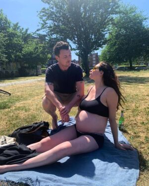 Olwen Catherine Kelly Instagram - Yesterday at 36 weeks exactly.. I think these are the only photos of us both with bump... Taken by a socially distant @aishfunk

Note: that beer belongs to @sam_b1984