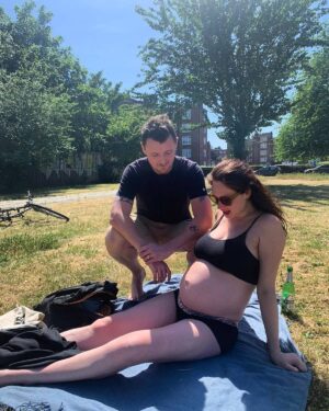 Olwen Catherine Kelly Instagram - Yesterday at 36 weeks exactly.. I think these are the only photos of us both with bump... Taken by a socially distant @aishfunk

Note: that beer belongs to @sam_b1984