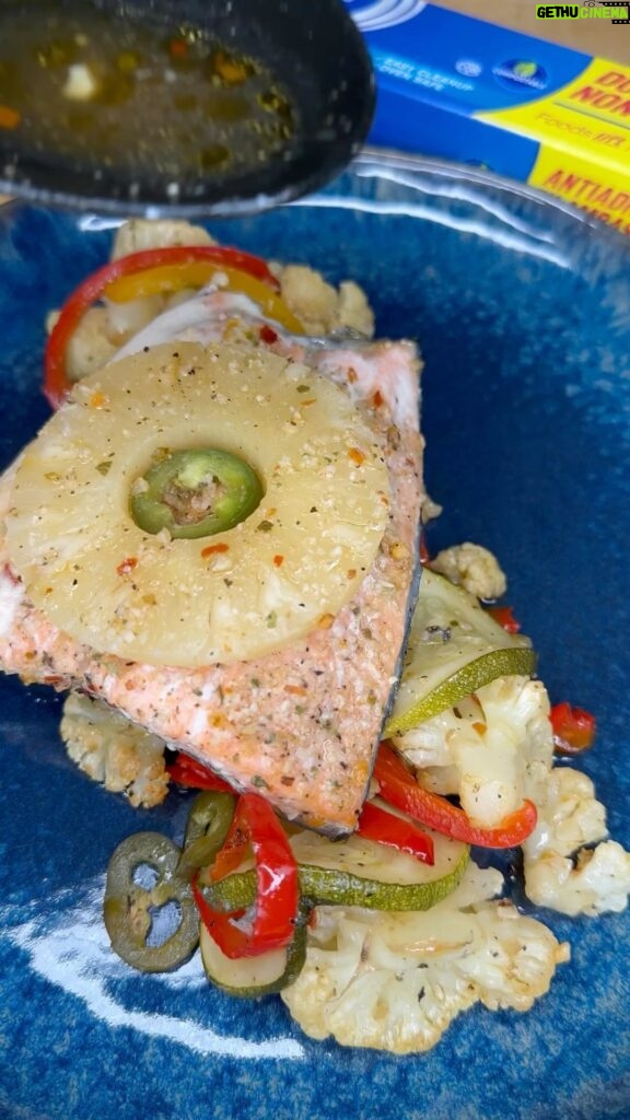 Omallys Hopper Instagram - Making this jalapeño pineapple salmon was so much easier using my Reynold’s Baking & Cooking Paper … watch how I use it to make this delicious dish in minutes. Ven pa’ca que te voy a enseñalllll @reynoldsbrands #reynolds #ad