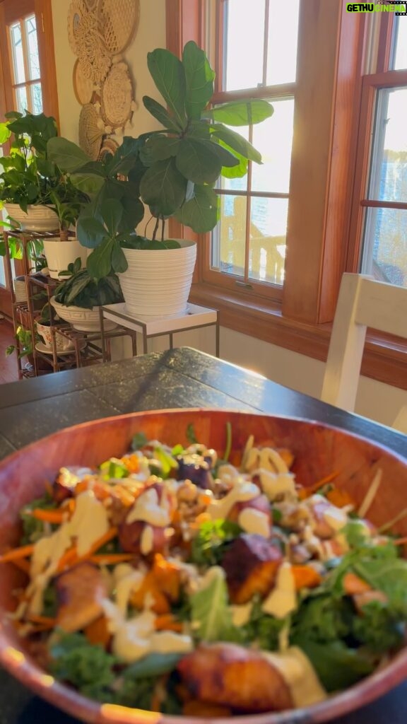 Omallys Hopper Instagram - Salmon Winter Salad, with Roasted Sweet Potato, walnuts, Kale, Arugula, Spinach, zucchini, carrots, and homemade Tahini Apple dressing …. La receta del dressing es el secreto 🤫🤌🏽🤌🏽🤌🏽