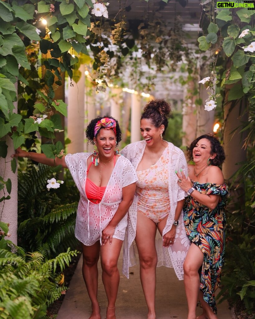 Omallys Hopper Instagram - ✨Mujeres who joined us last week: post a pic you took with your new amigas from last weekend and tag us here at @laexperienciario so we can repost in our stories and celebrate the sisterhood! 📸: @madilaciephotography The official photographer for La Experiencia RIO✨ #empowerment #sisterhood #unidad