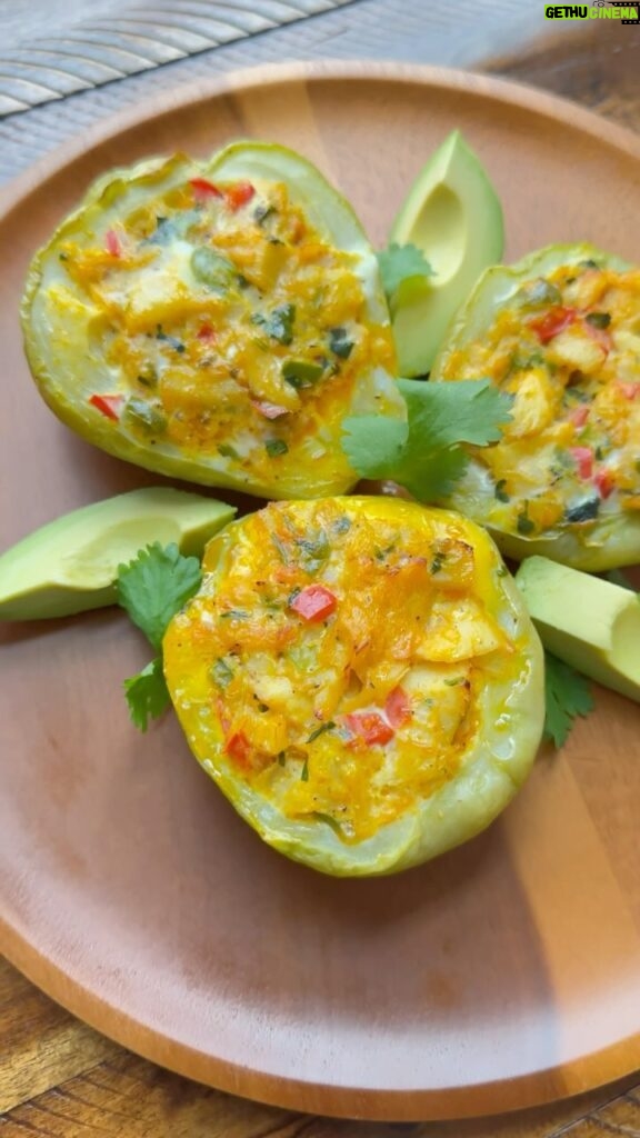 Omallys Hopper Instagram - Chayote relleno de Bacalao Guisado con mi bella Madre, Doña Connie … enjoy 😊🤣🤣🤣