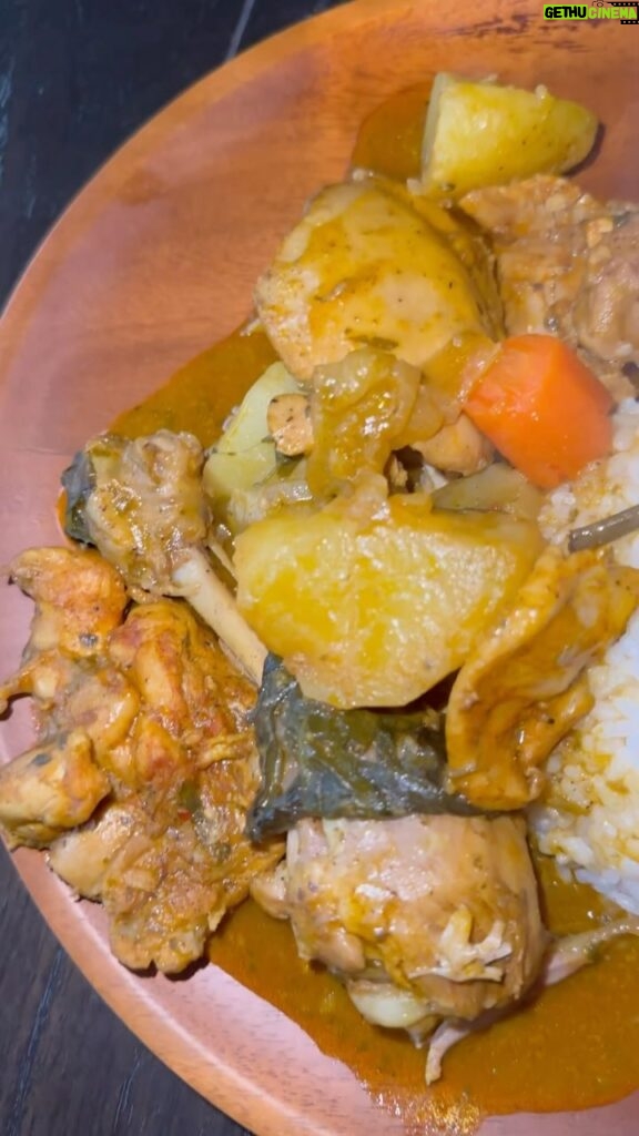 Omallys Hopper Instagram - Pollo Guisado! Stewed Chicken 101 💃🏽💃🏽💃🏽 Made by my Mami Bella #polloguisado