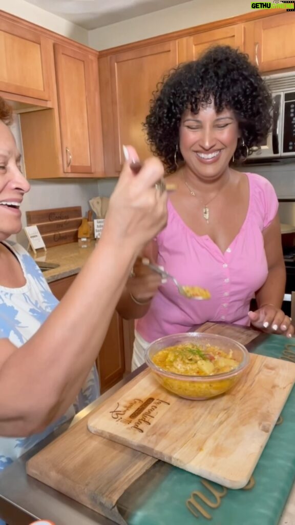 Omallys Hopper Instagram - Asopao de Pollo al estilo de Connie … si te da un olorcito a quemao fue que te descuidaste. 🤣🤣🤣 This video is a #flashbackmonday to my old kitchen when I had a gas stove 😩😩🤌🏽🤌🏽🤌🏽men, do I miss it