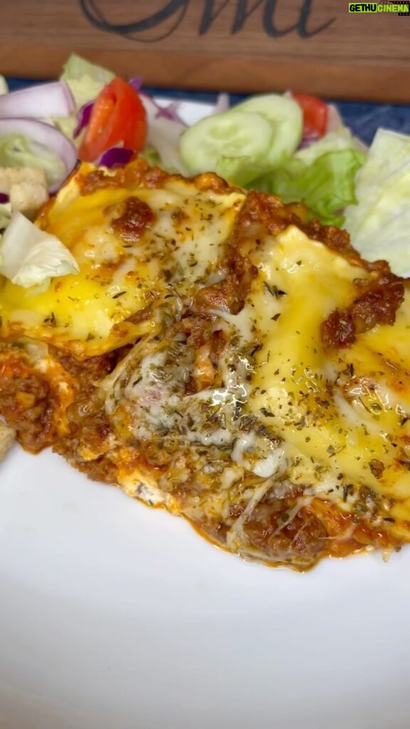 Omallys Hopper Instagram - Esta Lasagna de Ravioli va a ser un #1 Hit en tu casa!!! Míra que cosa más rica!!! #raviolilasagna #lasagna #ravioli