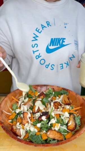 Omallys Hopper Instagram - Salmon Winter Salad, with Roasted Sweet Potato, walnuts, Kale, Arugula, Spinach, zucchini, carrots, and homemade Tahini Apple dressing …. La receta del dressing es el secreto 🤫🤌🏽🤌🏽🤌🏽 
For the dressing: 
-2 garlic cloves
-1 half thumb size ginger 
-1 red apple 
-1/2 cup of extra virgin olive oil 
-2 tbsp apple cider vinegar
-1 tsp salt 
-2 tbsp Tahini 

For Salmon: 
-Liquid Aminos or Soy Sauce 
-grated Ginger 
-grated garlic
-white pepper
-Honey Maple Syrup mix 
La cantidad que te diga tu corazón! Measure with your heart.