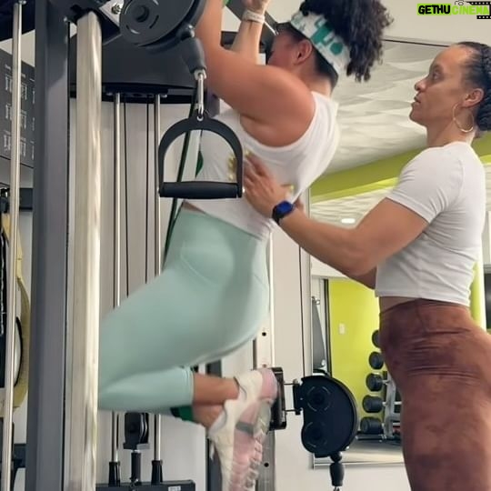 Omallys Hopper Instagram - Word of the day : #progress ….. I remember I couldn’t do 1 pull-up. @nadkash Thank you for pushing me and getting me here. “I CAN, I WILL, I MUST” showing up for me 💪🏽
