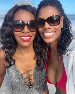 Omarosa Manigault Instagram - Christmas Fun with my Family! 🏝️