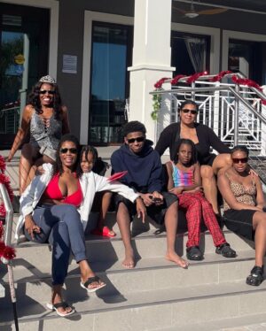 Omarosa Manigault Instagram - Christmas Fun with my Family! 🏝️