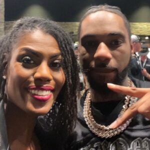 Omarosa Manigault Instagram - We ain’t hard to find! 
Congratulations to Coach Prime and the #Buffs 3-0!

Now back to these books!
#LawyerLoading #LawSchoolAdventures
#SULC