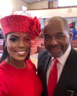 Omarosa Manigault Instagram - Last Sunday  was so special! We celebrated the 130th Anniversary of @thesanctuaryatmtcalvary with my husband Pastor @johnallennewman 🤍🤍🤍
First Lady Omarosa Newman