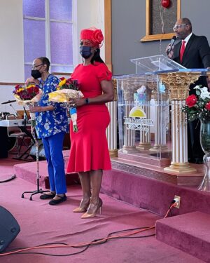 Omarosa Manigault Instagram - Last Sunday  was so special! We celebrated the 130th Anniversary of @thesanctuaryatmtcalvary with my husband Pastor @johnallennewman 🤍🤍🤍
First Lady Omarosa Newman