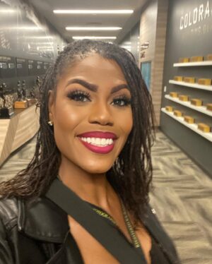 Omarosa Manigault Instagram - Heeeeey! I’m outside! Flew to Denver to support Coach Prime and the Colorado Buffs! The P3 team #Stunners! 
#HBCYou #lawyerleader 
#SelfMadeTV #clarksdaleadvocate 
@deebrownceo