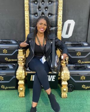 Omarosa Manigault Instagram - Heeeeey! I’m outside! Flew to Denver to support Coach Prime and the Colorado Buffs! The P3 team #Stunners! 
#HBCYou #lawyerleader 
#SelfMadeTV #clarksdaleadvocate 
@deebrownceo