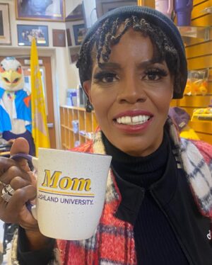 Omarosa Manigault Instagram - I gave Momarosa another “Puffy Hat” for Mother’s Day! She is such a blessing to my life. I thank God everyday for her! Love you Momma! 🤍
