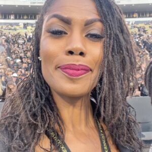 Omarosa Manigault Instagram - We ain’t hard to find! 
Congratulations to Coach Prime and the #Buffs 3-0!

Now back to these books!
#LawyerLoading #LawSchoolAdventures
#SULC