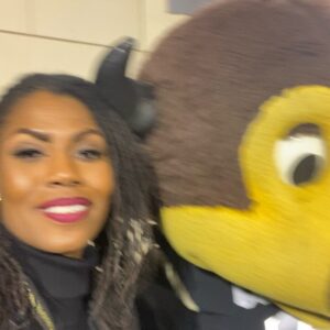 Omarosa Manigault Instagram - We ain’t hard to find! 
Congratulations to Coach Prime and the #Buffs 3-0!

Now back to these books!
#LawyerLoading #LawSchoolAdventures
#SULC