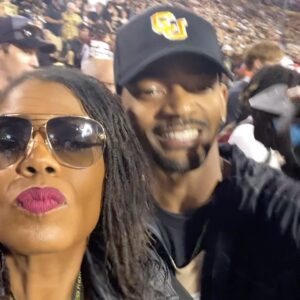 Omarosa Manigault Instagram - We ain’t hard to find! 
Congratulations to Coach Prime and the #Buffs 3-0!

Now back to these books!
#LawyerLoading #LawSchoolAdventures
#SULC