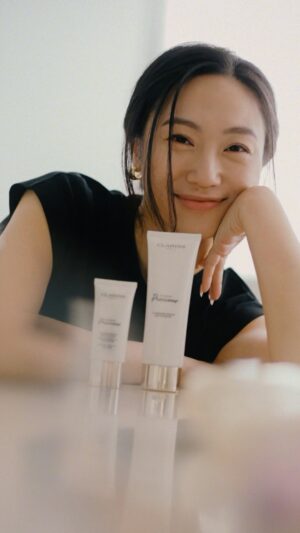 Oon Shu An Instagram - When I was breaking out from wearing masks, one of the things my dermatologist recommended was to not wear sunscreen, and to try stay out of the sun instead. But then recently I started noticing rather preventable sunspots, so I’m now back on the sunscreen game! I wanted one that was comfortable, had a great finish that is lightweight. This Revitalizing UV Protector with SPF50 from Clarins Precious is all of that and also has a calming effect. It keeps my skin moisturized throughout the day. 

The La Mousse Cleanser is an experience. It cleanses and exfoliates the skin so gently and leaves it feeling thoroughly clean, yet still soft, supple, fresh and revitalised. This brush really gets into the little corners and it is sooooo soft. (Very satisfying to see the lather form as well) Perfect additions to my routine. 

 

Both the UV Protector and the Mousse Cleansers are powered by the iconic Moonlight Flower Cryo extract that helps to keep your skin in optimum condition.

#ClarinsSG #ClarinsPrecious @clarinssg #ad