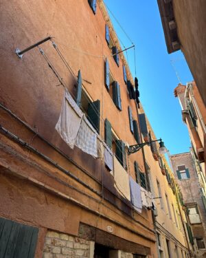 Ophelia Lovibond Instagram - Adoro Italia 💚🤍❤️ #ladolcevita #venezia #travelbug #🇮🇹 #pastapastapasta #tiamoitalia