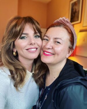 Ophelia Lovibond Instagram - Dolled up for the @britishvogue @netflix @Bafta party 🇬🇧 @justinejenkins #londontown #paintthetown #vintage #wearvintage #studio54 #vogue #netflix #bafta @voguemagazine  #vogueparty #vintagedress