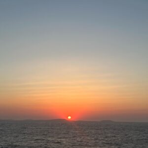 Ophélie Bau Instagram - GRÈCE 2022. 
Sunset make me happy ! 
Voyager avec quelqu’un est un voyage spirituel aussi. Je repartirai n’importe où avec toi ma Matou ! 💛