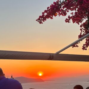 Ophélie Bau Instagram - GRÈCE 2022. 
Sunset make me happy ! 
Voyager avec quelqu’un est un voyage spirituel aussi. Je repartirai n’importe où avec toi ma Matou ! 💛