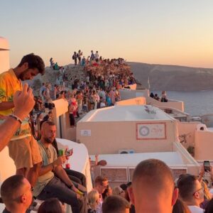 Ophélie Bau Instagram - GRÈCE 2022. 
Sunset make me happy ! 
Voyager avec quelqu’un est un voyage spirituel aussi. Je repartirai n’importe où avec toi ma Matou ! 💛