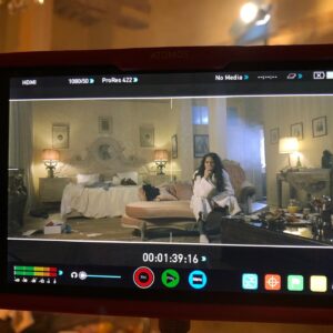 Ophélie Bau Instagram - Les Amis, il y a un an @marionfilloque et moi vous présentions « GRACE », notre première co-réalisation pour le @nikonfilmfestival . 
Nous avons eu l’immense joie de voir « GRACE »  en finale ! 
Merci encore à toute notre équipe !! Et toute l’équipe du Nikon big up a @alexandredino ! 
Pour voir ou revoir « GRACE » rendez vous sur le lien dans ma bio ! 
Quelques photos souvenirs du tournage ! 🤗
Une célèbre icône pop et star des réseaux sociaux est attendue pour le plus grand concert de sa carrière. Tout le monde est là, ce soir. Sauf Grace.

💛💛