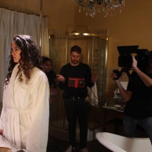 Ophélie Bau Instagram - Les Amis, il y a un an @marionfilloque et moi vous présentions « GRACE », notre première co-réalisation pour le @nikonfilmfestival . 
Nous avons eu l’immense joie de voir « GRACE »  en finale ! 
Merci encore à toute notre équipe !! Et toute l’équipe du Nikon big up a @alexandredino ! 
Pour voir ou revoir « GRACE » rendez vous sur le lien dans ma bio ! 
Quelques photos souvenirs du tournage ! 🤗
Une célèbre icône pop et star des réseaux sociaux est attendue pour le plus grand concert de sa carrière. Tout le monde est là, ce soir. Sauf Grace.

💛💛