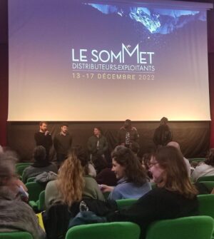 Ophélie Bau Instagram - Merci @lesarcsfilmfest qui a  accueilli « Le Marchand de sable » de @steveachiepo en film d’ouverture dans ce cadre féerique 🤩🤩 
En 1 journée on a mangé une fondue ✅ lancé la projection du film ✅ fait un bowling ✅ de la luge ✅ et hop je suis déjà repartie pour de nouvelles aventures ! 
Merci à @lacoste 🐊j’étais parfaitement équipée !
