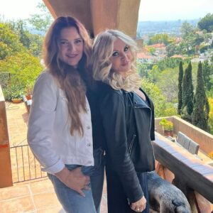 Orfeh Instagram - 💖💖💖 Love you all‼️ 🌟 Posted @withregram • @pauletteakapauly I met @orfeh when she was 13 yr old w big dreams and a lot of talent attending the HS for Performing Arts w @therealchazbono in NYC. Since then she’s grown up to become a bonafide Broadway star!
So happy to have spent the day together….and quite a day it was ….driving around to all your appts then chilling way up high in the Hollywood Hills under the  Griffith Observatory w her friends beautiful daughter @evaarielbinder . Oh we had quite a day😍 
I love you Orfeh💕🥰💕🥰💕