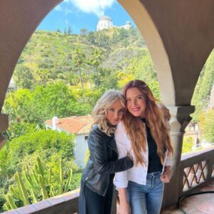 Orfeh Instagram - 💖💖💖 Love you all‼️ 🌟 Posted @withregram • @pauletteakapauly I met @orfeh when she was 13 yr old w big dreams and a lot of talent attending the HS for Performing Arts w @therealchazbono in NYC. Since then she’s grown up to become a bonafide Broadway star!
So happy to have spent the day together….and quite a day it was ….driving around to all your appts then chilling way up high in the Hollywood Hills under the  Griffith Observatory w her friends beautiful daughter @evaarielbinder . Oh we had quite a day😍 
I love you Orfeh💕🥰💕🥰💕