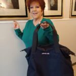 Orietta Berti Instagram - Grazie💖 al caro sig. Renzo Ricci che è sempre cosi gentile, e a tutte le amiche e amici di @poltronesofa_official e @twinsetofficial per questo pensiero affettuoso che mi hanno fatto recapitare nei giorni scorsi...in formato #borsa... per tutti i miei viaggi❤💙...bellissima 💖👜👛 ...la riempirò con tutti i miei trucchi, profumi e "segreti" 😍🤗💄 Un caro saluto ❤ Orietta #poltroneesofa #poltroneesofà #twinsetofficial #love💖 #pensierogentile #paccoinviatodapoltronesofa #gratitudine #pace🏳️‍🌈 #primavera #bag #borse #viaggiare
