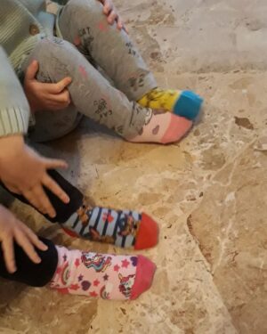 Orietta Berti Instagram - Anche quest'anno le mie nipotine Olivia💖 ed Ottavia💖 hanno voluto insieme al loro nido-scuola infanzia comunale D. P. Borghi qui a Montecchio Emilia celebrare e ricordare l'importanza della #diversità in questa soleggiata e meravigliosa giornata dei @giornata_calzinispaiati🧦💖❤💛💗💝💜🧡💙💚🌈

#ladiversitaèricchezza

Un abbraccio e buon fine settimana a tutti💖
Orietta, Olivia e Ottavia

#giornatadeicalzinispaiati 
#giornatadeicalzinispaiati2024 
#love💖
#calzinispaiati