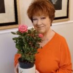 Orietta Berti Instagram - GRAZIE💖 alla piccola Giorgia che nei giorni scorsi mi ha recapitato questa bellissima piantina di #rose🌷 Grazie💐 per questo bellissimo pensiero e per l'affetto Un abbraccio❤ Orietta #sorprese🎁 #giorgia #rose #gratitudine #ladolcezzadeibambini❤ #love💖
