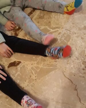 Orietta Berti Instagram - Anche quest'anno le mie nipotine Olivia💖 ed Ottavia💖 hanno voluto insieme al loro nido-scuola infanzia comunale D. P. Borghi qui a Montecchio Emilia celebrare e ricordare l'importanza della #diversità in questa soleggiata e meravigliosa giornata dei @giornata_calzinispaiati🧦💖❤💛💗💝💜🧡💙💚🌈

#ladiversitaèricchezza

Un abbraccio e buon fine settimana a tutti💖
Orietta, Olivia e Ottavia

#giornatadeicalzinispaiati 
#giornatadeicalzinispaiati2024 
#love💖
#calzinispaiati
