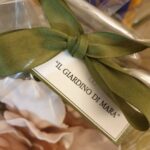 Orietta Berti Instagram - Care amiche e cari amici, oggi permettetemi di ringraziare il dott. Andrea Spadoni che per le festività mi ha inviato questo bellissimo cesto di #fioridiseta meraviglioso...creato a mano da @il_giardino_di_mara ❤🧡💚💝💛💙💜💗... insieme a tanti prodotti dalla splendida masseria pugliese💖 Grazie💖 al dott. Spadoni e ai tantissimi che con un messaggio, con un pensiero, con una lettera, con un disegno...o con un dolcetto hanno voluto inviarmi il loro affetto nelle scorse settimane. Grazie Grazie Grazie🌈⭐ con affetto❤ Orietta #fiori #fioridisetafattiamano #andreaspadoni #masseria @masseria.santo.scalone #paccoinviatodamasseriasantoscalone #pensieri #fattiamano #auguri #love💖 #annonuovo #2024 #affettoestima #emozioni