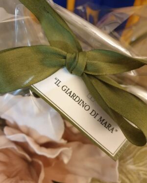Orietta Berti Instagram - Care amiche e cari amici,
oggi permettetemi di ringraziare il dott. Andrea Spadoni che per le festività mi ha inviato questo bellissimo cesto di #fioridiseta meraviglioso...creato a mano da @il_giardino_di_mara ❤🧡💚💝💛💙💜💗... insieme a tanti prodotti dalla splendida masseria pugliese💖

Grazie💖 al dott. Spadoni e ai tantissimi che con un messaggio, con un pensiero, con una lettera, con un disegno...o con un dolcetto hanno voluto inviarmi il loro affetto nelle scorse settimane.

Grazie Grazie Grazie🌈⭐

con affetto❤
Orietta

#fiori #fioridisetafattiamano #andreaspadoni #masseria @masseria.santo.scalone #paccoinviatodamasseriasantoscalone #pensieri #fattiamano #auguri #love💖 #annonuovo #2024 #affettoestima #emozioni